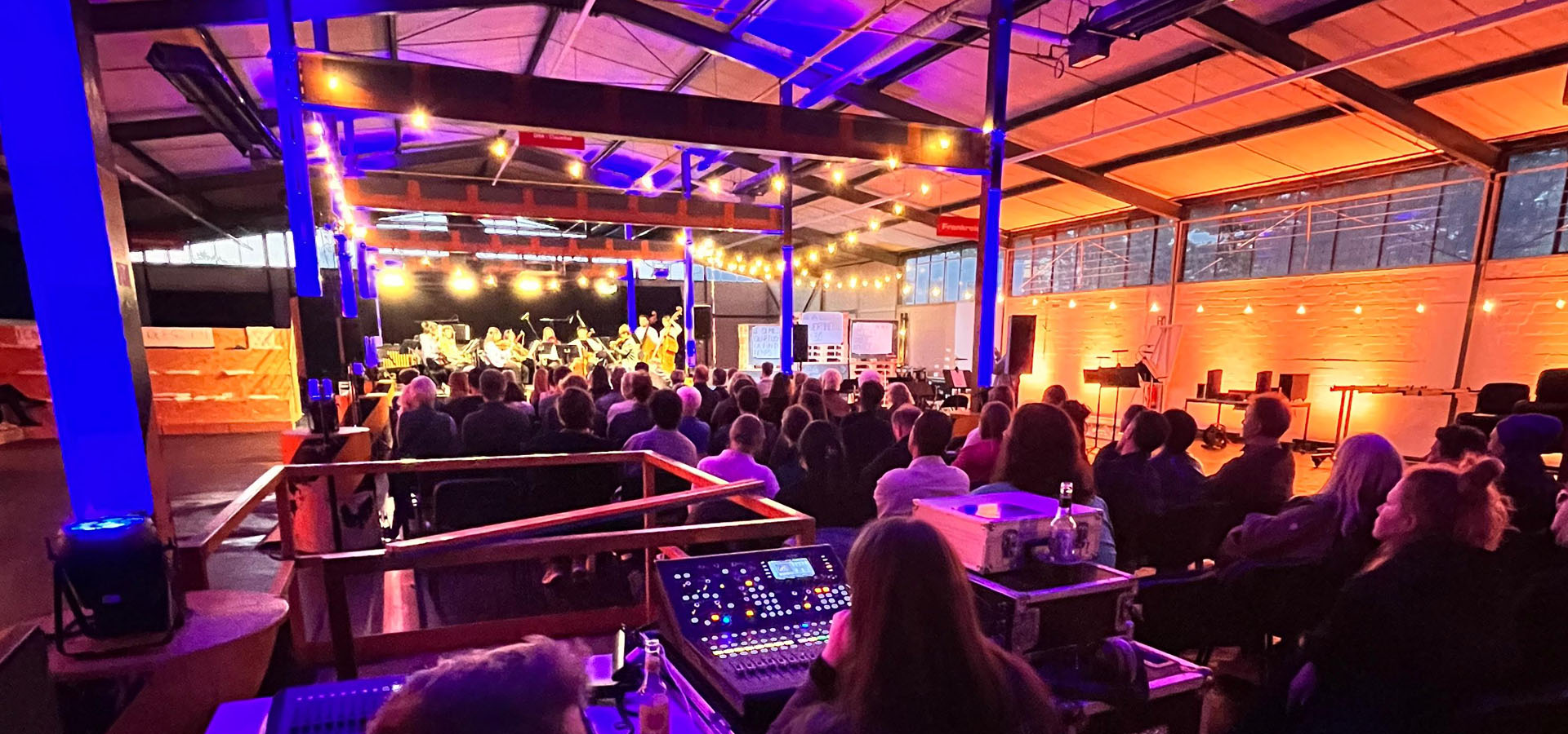 Konzert mit bunten Lichtern und Publikum im zufall.lab