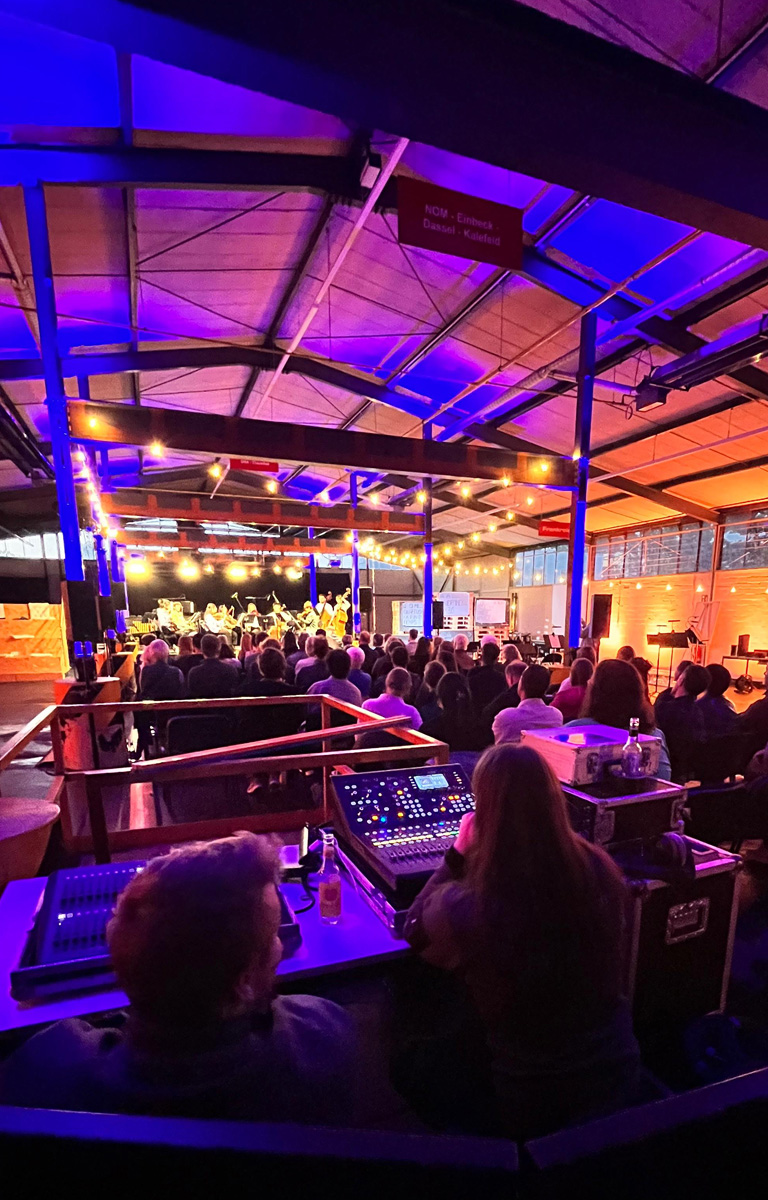 Konzert mit bunten Lichtern und Publikum im zufall.lab