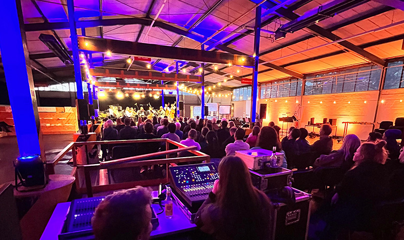 Konzert mit bunten Lichtern und Publikum im zufall.lab